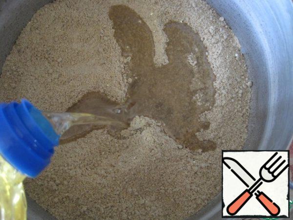 Add vegetable oil to the crushed seeds with flakes.
