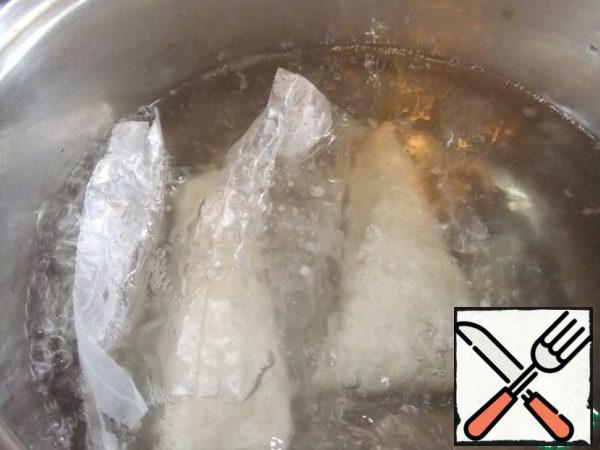 Packs of rice to cook in boiling water, according to the instructions, after get and let drain the water. 