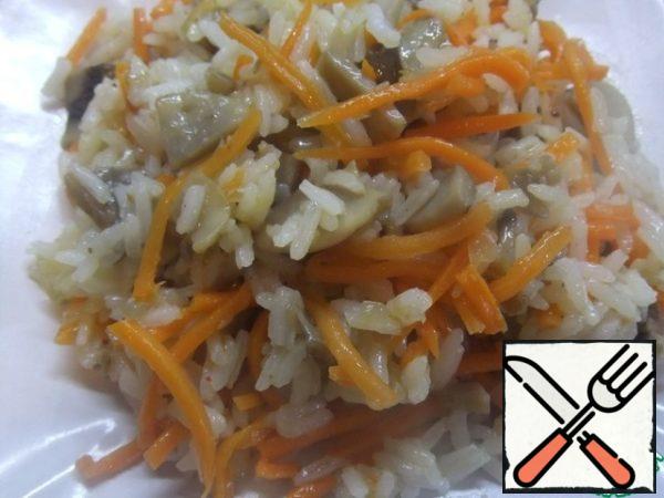 Cooked rice combine with roasted mushrooms and carrots in Korean.
That's so quick and easy to get a delicious side dish.
Bon appetit!