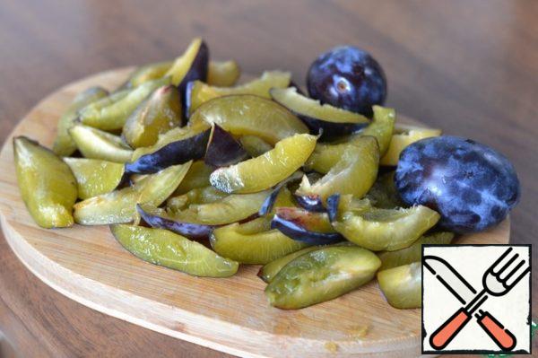 Wash the plums, remove the seeds and cut into quarters.
