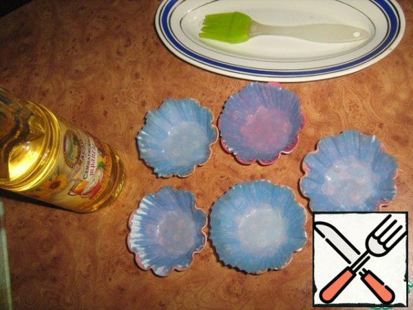 In silicone molds insert paper sockets (like baking cupcakes right in the sockets, so a little smeared their bottom and walls with sunflower oil).