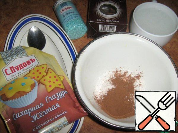 Prepare the glaze. You can take the purchase (for example, vanilla), add 1.5 tablespoons of cocoa powder, a little hot water.