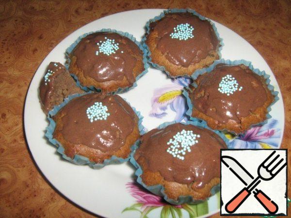 Cover with icing hot cupcakes. Decorate (sprinkle, as option, pearl blue confectionery balls).
BON APPETIT!!