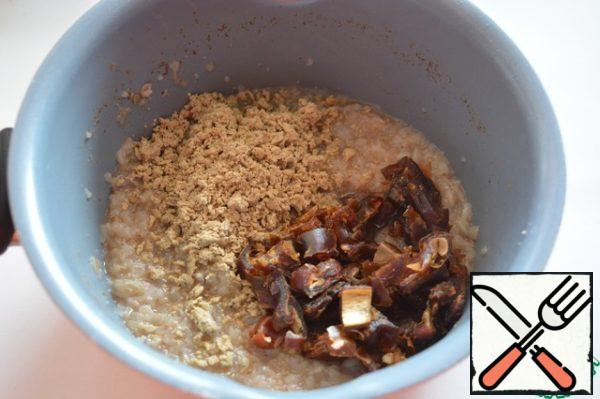 Mix the finished porridge with halva and dates. Try to taste-halva and dates are sweet enough and I additionally did not sweeten the porridge. But if you want to add additional honey to taste.