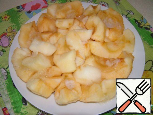 Bake the apples in the microwave for about 6-7 minutes (do not forget to cover, otherwise you will have to wash everything).
