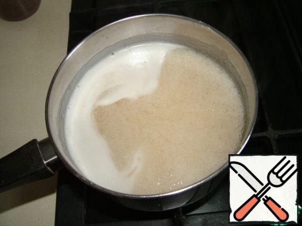 Agar with water to heat almost to a boil with stirring, so it dissolved. Pour 450 g of sugar, bring to a boil and cook for 5-10 minutes until the syrup begins to stretch a thin thread with a spoon.