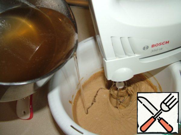 Pour the syrup (hot, but not boiling) into the puree in a thin stream, beat constantly - do not stop!
