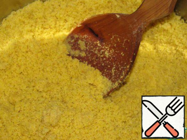 Add flour, half (200 g) sugar and fry for 10-15 minutes, stirring constantly with a wooden spoon over low heat. The finished mass will become golden and crumbly.
