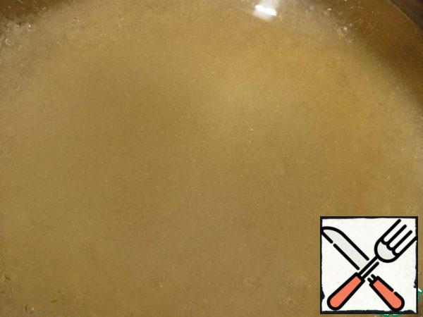 In parallel, you can prepare syrup from water and the remaining 200 g of sugar. It just takes those 15 minutes that the flour is fried.
