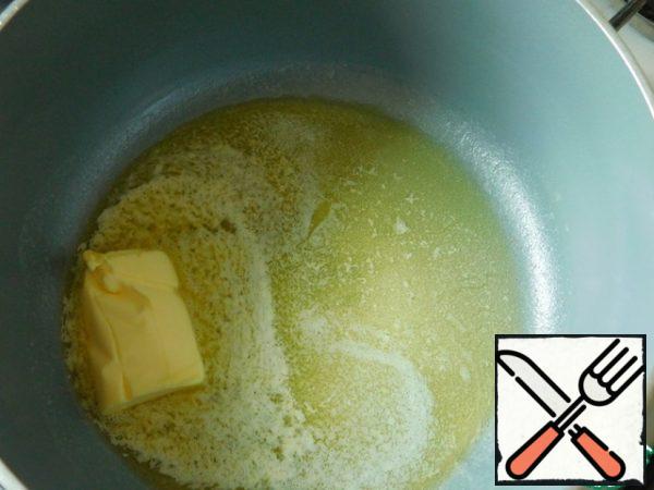 Melt the butter in a saucepan and let cool to a warm state.