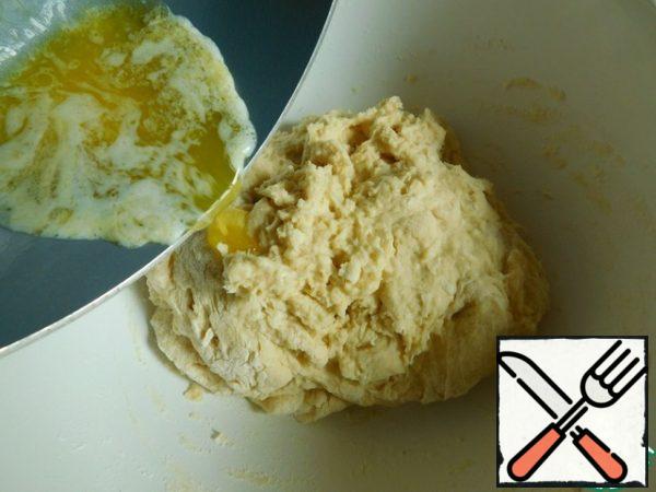 Stir the ingredients until the liquid and dry components are combined. You will get a lumpy dough. Add to it the melted butter and, kneading, gradually add the remaining flour. You may need a little more or less flour. Should be soft and nice dough that is almost sticky.