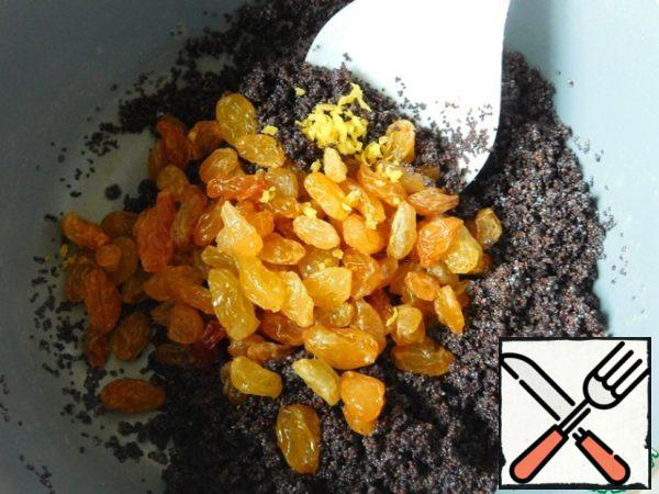Add the zest and lemon juice, as well as the washed raisins, mix everything. Cover the pan with a lid and leave for 10-15 minutes for the raisins to swell.
