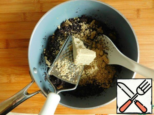 In a saucepan with filling, grate the halva on a fine grater, mix everything and try: if there is not enough sweetness, add honey or sugar to taste. The filling seemed a little dry to me, so I used honey for viscosity and extra sweetness. Stir again and leave.
The filling should be cooled to room temperature.