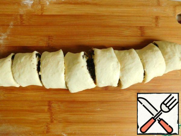 But you can not only slightly change the taste, but also the shape. Turn the dough with the stuffing in the roll, I cut it into a few rolls in the manner of the rolls "Cinnabon".
