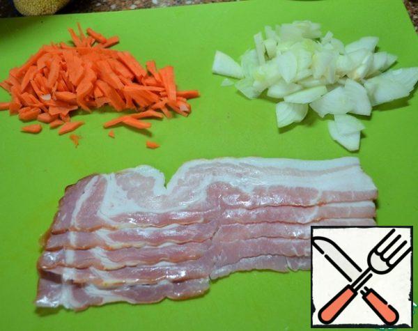 Peel and cut onions and carrots, peppers and bacon.