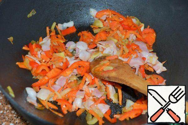 In vegetable oil, fry the onions, then carrots, followed by pepper and sliced bacon strips. Stew for a few minutes. Put in pan. Boil until ready pumpkin, literally 5 minutes. Bring salt to taste.