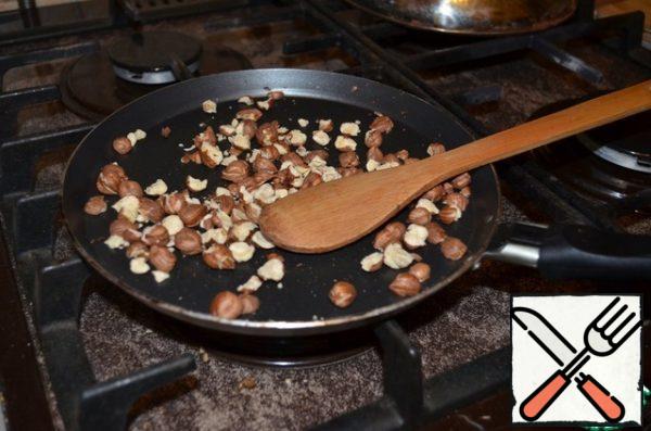 The hazelnuts are also fried in a frying pan and peeled. In principle it is possible to oschelachiwati but then the paste will be dark patches and a slightly more coarse texture.
