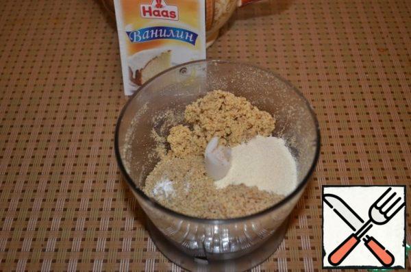 Then mix the pre-crushed nuts and seeds, semolina, sugar and vanilla put again in a blender and mix well until smooth.