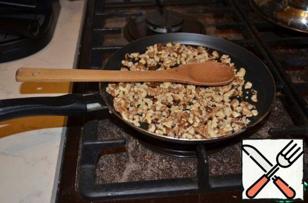 Fry the walnuts in a dry pan. The flames don't need to do too much and the main thing is constantly to interfere to prevent them from burning.