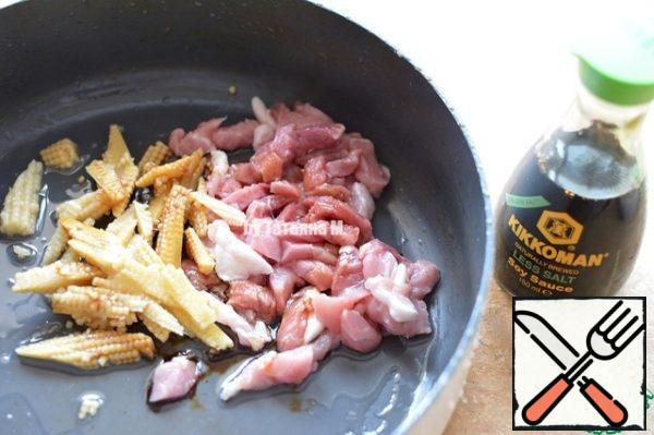 Meat and marinated corn cut into thin strips, put in a frying pan, add soy sauce and allspice;
Fry with oil until lightly browned.