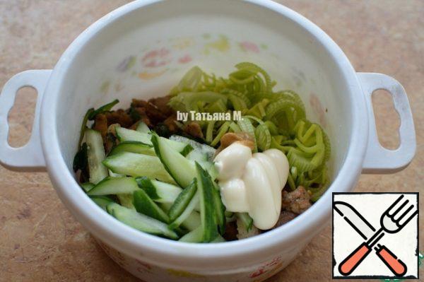 Unsuitable slices of cucumber cut into strips in the salad, add to the salad cut into thin half-rings-onions, mayonnaise, mustard;