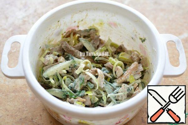Mix the salad;
