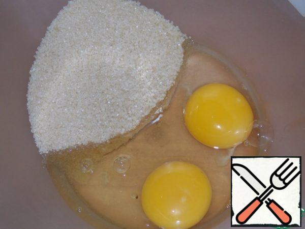 Beat eggs with sugar until white.