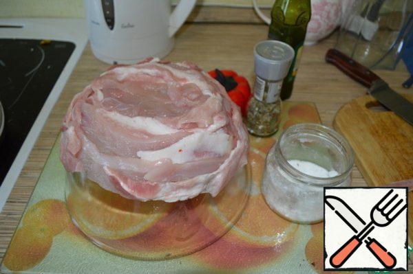 Cut the meat lengthwise into thin strips. Add a little salt and season. Fight back. Place an inverted cast-iron or glass bowl on a baking sheet, brush it with vegetable oil.
Starting from the bottom, lay out the strips of meat, alternating chicken and pork. Meat should be packed more tightly, because during baking it is squeezed. Grease the "ready" form with vegetable oil, sprinkle with black pepper and put in a preheated 180-190 degree oven for 10-15 minutes.
Let cool to room temperature. Carefully turn the bowl of baked meat onto a platter and carefully remove it from the meat.
If you don't want to waste time cooking a plate, you can just fry the meat in a frying pan.
