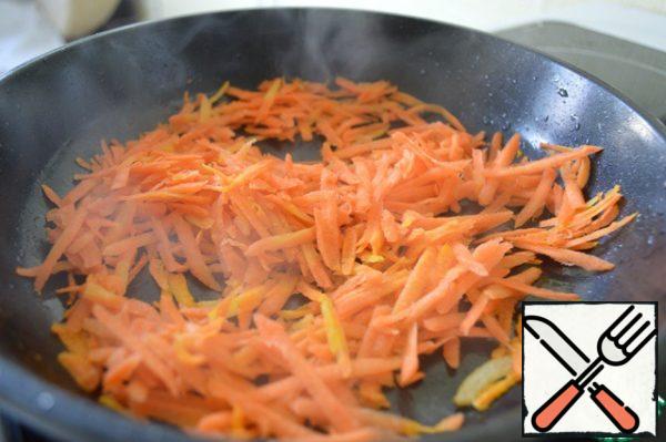 Peel and fry the onion until Golden brown. Peel and fry the carrots until Golden brown.