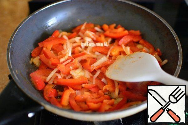 Pepper and onions cut into strips, fry in oil until light brown with salt, garlic and paprika;