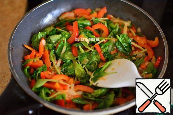 Add the spinach, as soon as the spinach settles with stirring, the filling, remove from heat and let cool;
