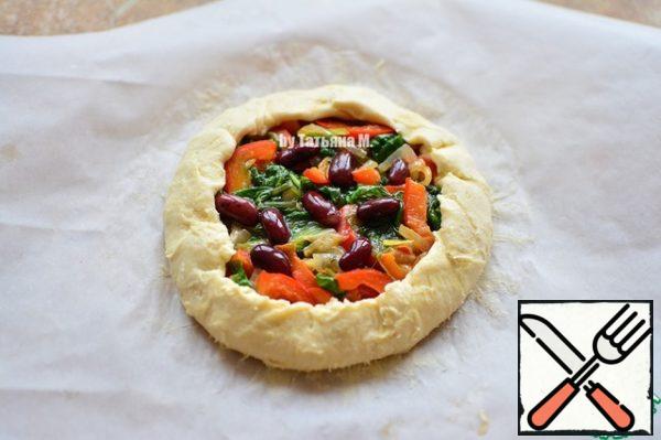 Remove the package, put half of the filling in the middle, for a highlight I added a little string beans, wrap the edges of the dough to the center;
