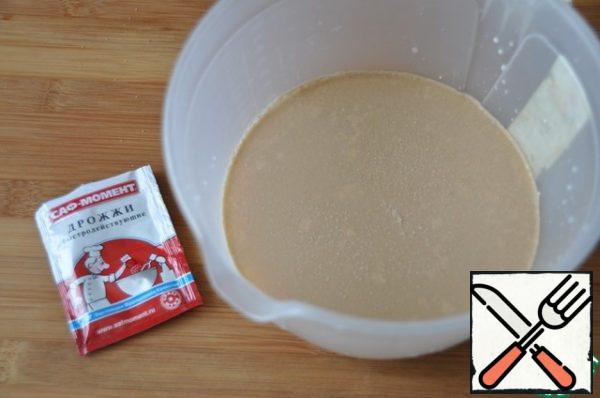 Let's start by making a pancake batter. Heat milk to 35 degrees, put sugar and yeast. Stir and remove for 10 minutes in a warm place to activate yeast.