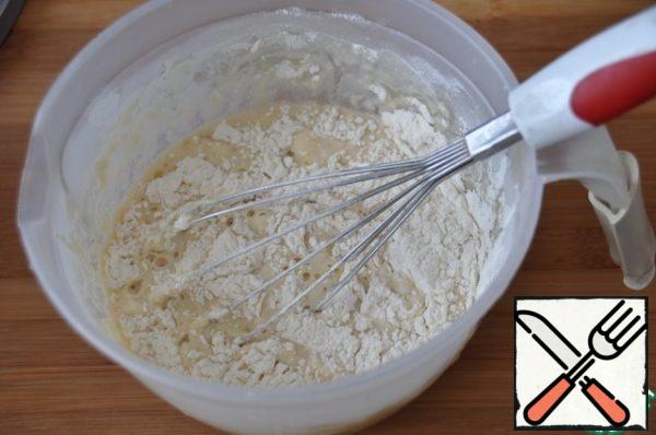 Put the flour and mix well with a whisk to avoid lumps.