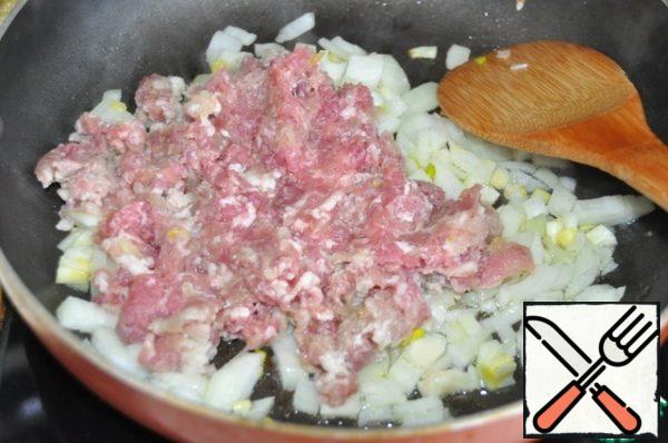 Add the minced meat and stir. Fry until tender. It will taste better if the minced meat is fried.