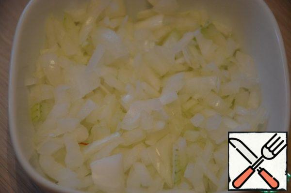 Onions clean. Finely chop. Fry until soft in a pan with the addition of vegetable oil.