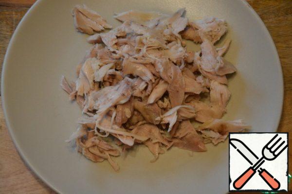 Cook the chicken. To do this, boil it or bake it in the oven. You can use a pre-prepared chicken fillet (as in my case). Arbitrarily cut.
