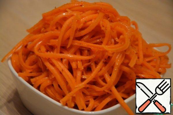 Carrots in Korean can be used store-bought or homemade. I was preparing myself. Mix all the ingredients. Season with mayonnaise to taste. Mix it.