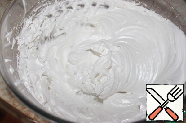 Make cream: whisk lightly with a mixer proteins, add baking powder and powdered sugar. Put on a water bath and beat for 10-15 minutes. At the end add citric acid.