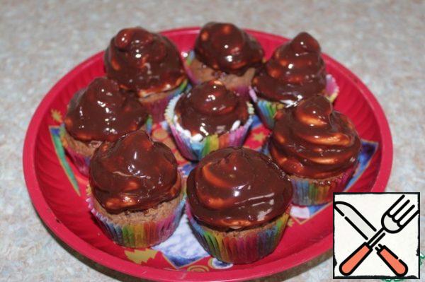 Take it out of the refrigerator so that the cream freezes. Melt the cream and chocolate in a water bath until smooth. We dip our muffins in chocolate cream, while slightly tilting the cup and turning the muffin in a circle. So that the chocolate layer is not thick, you can smear it with a brush. Let the glaze harden.