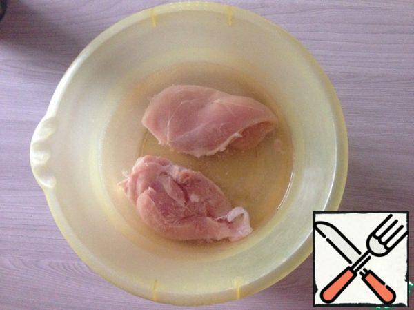 Rinse chicken breast. Pour salt water for 2.5-3 hours and leave to marinate at room temperature. The salt is taken from the calculation 2 tbsp heaped for 1 liter of water.