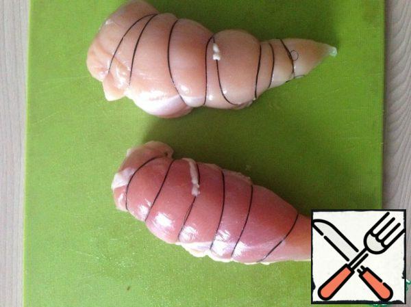 After you take out the breast, dry it with a paper towel and wrap it with cooking thread. I didn't have that, so I applied the usual thick thread.
