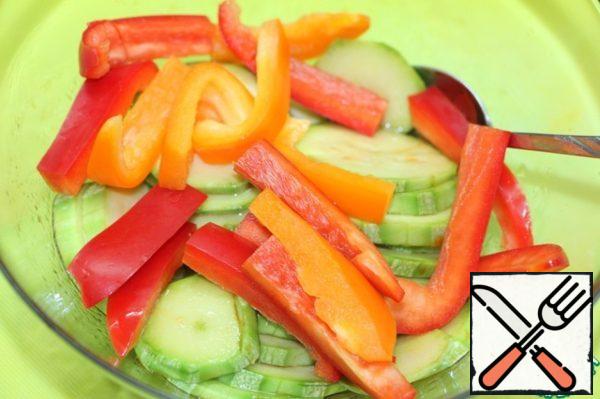 Zucchini and peppers folded into a bowl, pour the marinade and leave for 20 minutes.