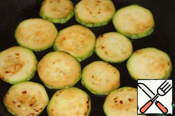 After the time of marinating, fry the zucchini on both sides of the pan separately quickly (oil is enough for this).