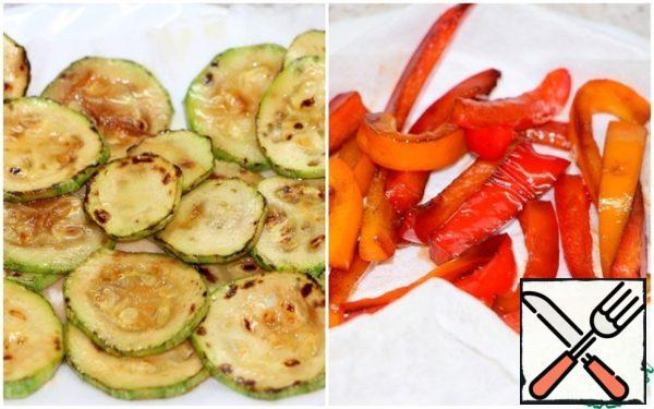 Place the fried vegetables on a napkin to absorb the excess oil.