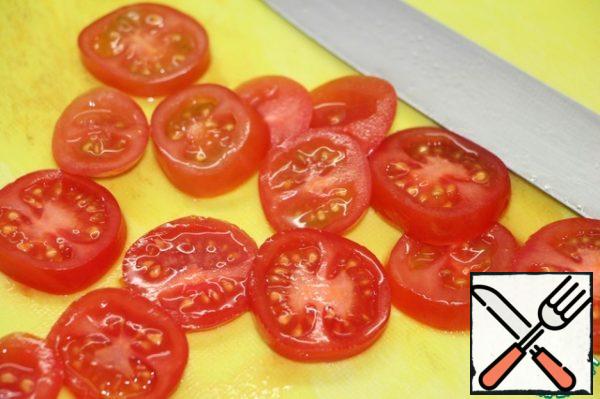 Tomatoes cut into rings.
