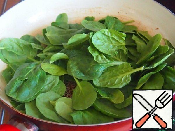 Spinach pour into the pan with a spoon of water and stirring, heat it to the "withered" state.