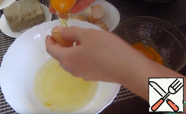 For the biscuit: separate the whites from the yolks.

