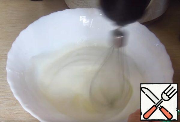 Beat the whites until fluffy foam, add 100 grams of sugar.