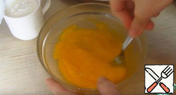 The second part of the sugar 100 g is sent to the yolks. RUB the sugar with the yolks.